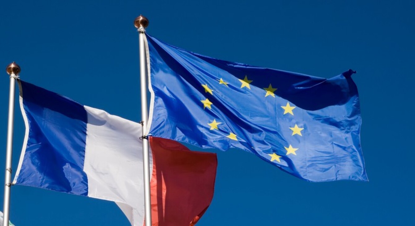 Drapeaux de l'Union européenne et de la France