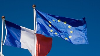 Drapeaux de l'Union européenne et de la France