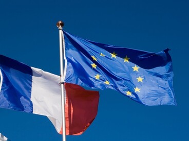 Drapeaux de l'Union européenne et de la France