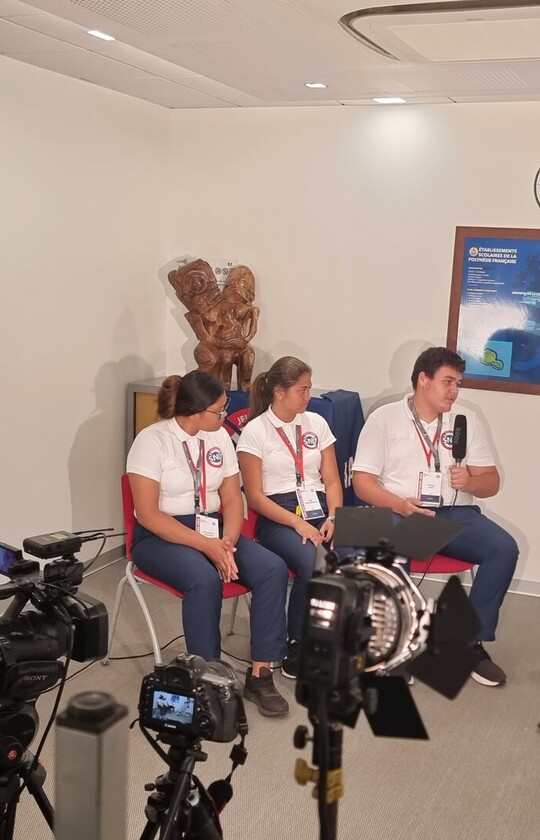 3 volontaire en mig interview vice-recteur d'une photo dézoomer